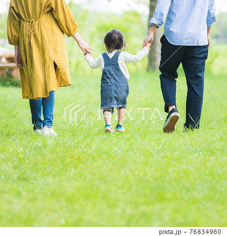 ピクニック　ファミリー　正方形 76834960