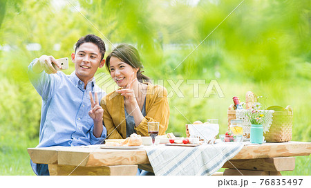 ピクニック カップル レジャー の写真素材 ピクニック カップル レジャー の写真素材