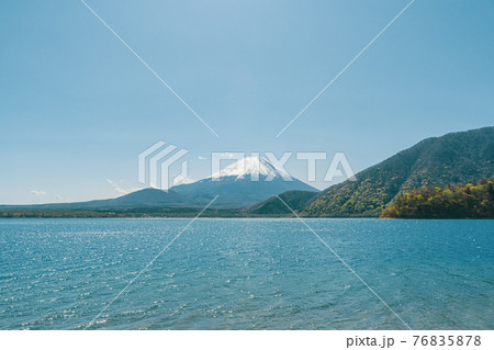 浩庵キャンプ場から見る富士山と本栖湖 76835878