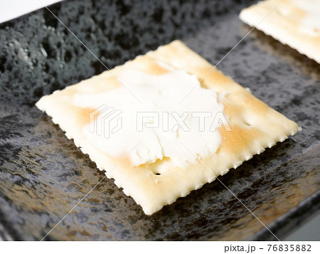 クリームチーズを乗せた四角いクラッカーの写真素材 7658