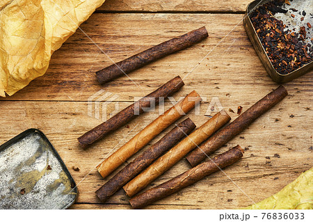 Cigarillos and tobacco leaf 76836033