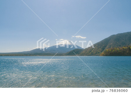 浩庵キャンプ場から見る富士山と本栖湖 76836060