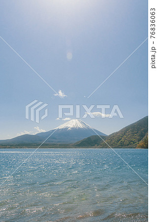 浩庵キャンプ場から見る富士山と本栖湖 76836063