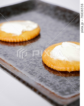クリームチーズを乗せた丸いクラッカー クリームチーズを乗せた丸いクラッカー 76836556