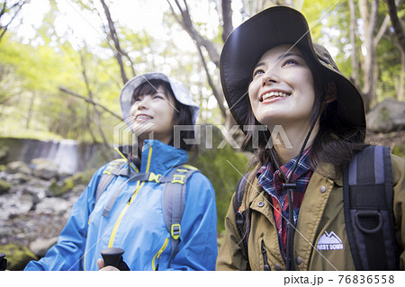 女性トレッキングイメージ　女友達　トレッキング仲間 76836558