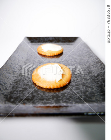 クリームチーズを乗せた丸いクラッカー クリームチーズを乗せた丸いクラッカー 76836559