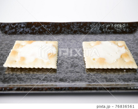 クリームチーズを乗せた丸いクラッカー クリームチーズを乗せた丸いクラッカー 76836561