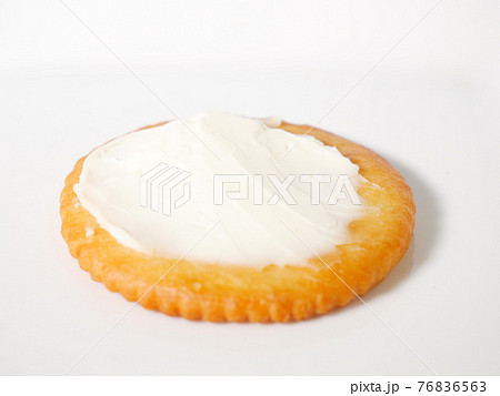 クリームチーズを乗せた丸いクラッカー クリームチーズを乗せた丸いクラッカー 76836563