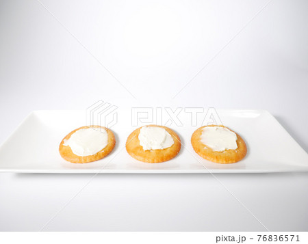 クリームチーズを乗せた丸いクラッカー 76836571