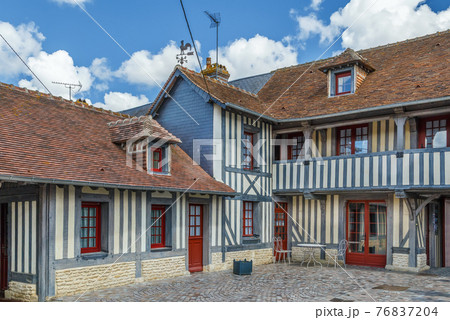 Street in Beuvron-en-Auge, France Street in Beuvron-en-Auge, France 76837204
