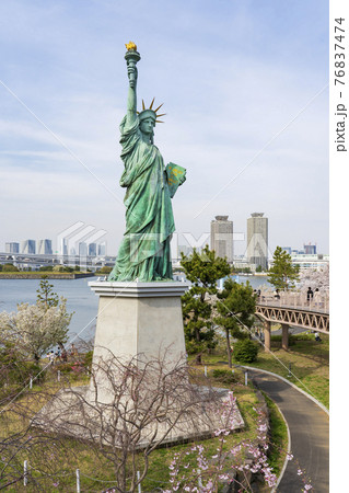 【東京都】都市景観 お台場海浜公園　自由の女神像と桜 76837474