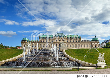 Fountain in Belvedere, Vienna 76838544