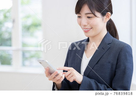 ビジネス スマホを操作する女性 ビジネス スマホを操作する女性 76839818