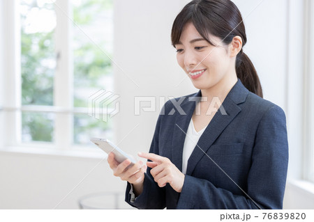 ビジネス　スマホを操作する女性 76839820