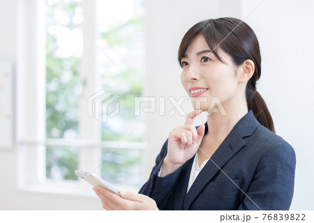ビジネス　スマホを操作する女性 76839822