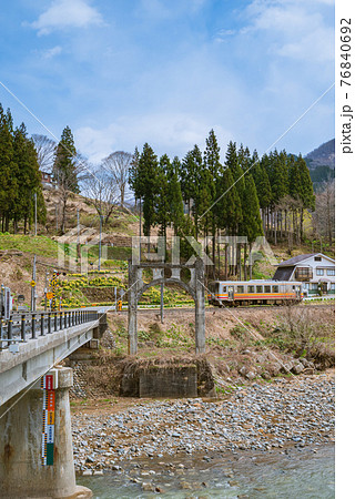 春の大糸線【下里瀬にて】 春の大糸線【下里瀬にて】 76840692