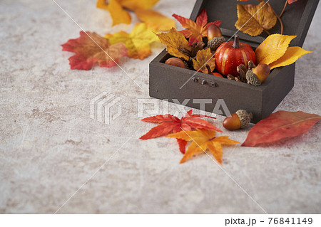 木の箱に詰まったハロウィンイメージ 76841149