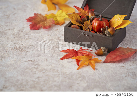 木の箱に詰まったハロウィンイメージ 76841150