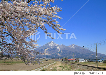 磐越西線と磐梯山（福島県・猪苗代町） 76841761