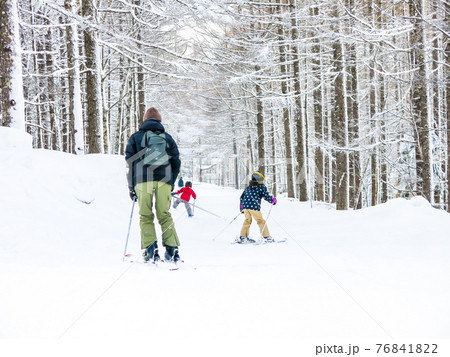 家族でスキー、林間コース 家族でスキー、林間コース 76841822