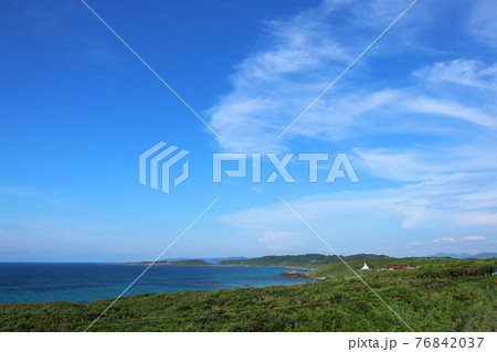 夏の角島から見る青い海と雲 76842037