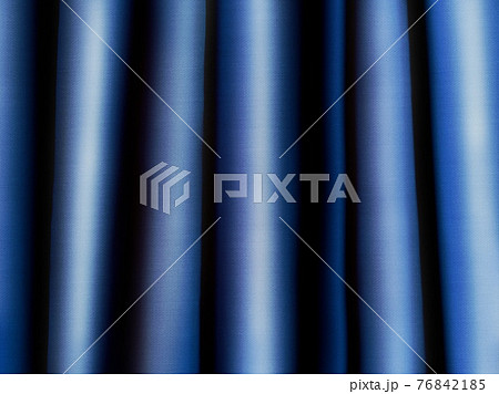シワの入った光沢のある青色の布 シワの入った光沢のある青色の布 76842185