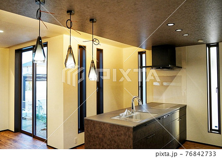 新築住宅のキッチン　 76842733