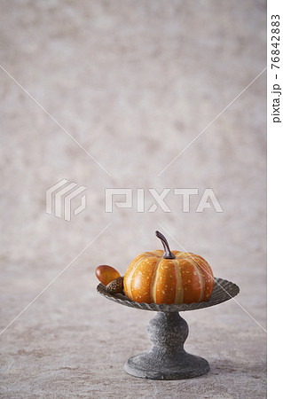 ハロウィンイメージとコンポート皿 76842883