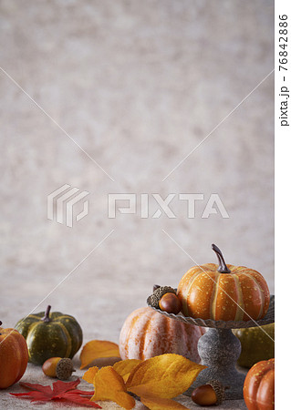 ハロウィンイメージとコンポート皿 76842886