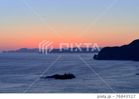 日和山海岸の朝日 76843517