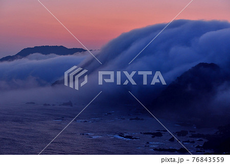 日和山海岸の川霧 76843559