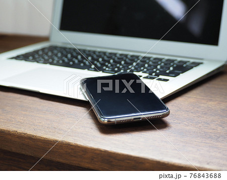 スマホ 携帯 パソコン スマートフォン Pc ビジネス フリー 商用フリーの写真素材