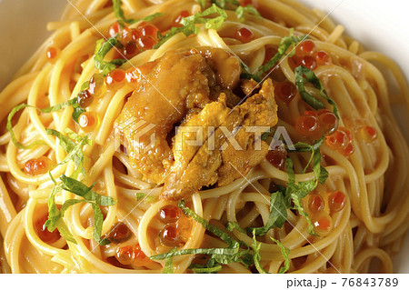 生ウニとイクラが乗っているウニクリームソースパスタ 76843789