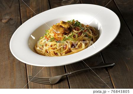 生ウニとイクラが乗っているウニクリームソースパスタとフォーク 76843805