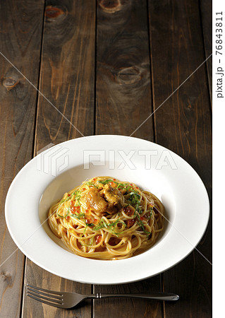 生ウニとイクラが乗っているウニクリームソースパスタとフォーク 76843811