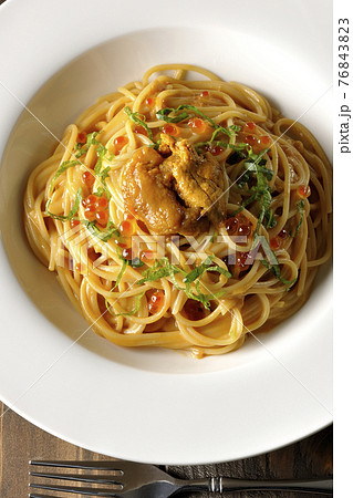 生ウニとイクラが乗っているウニクリームソースパスタとフォークを俯瞰で撮影 76843823