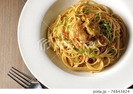 生ウニとイクラが乗っているウニクリームソースパスタとフォークを俯瞰で撮影 76843824