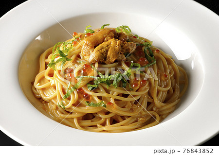 生ウニとイクラが乗っているウニクリームソースパスタを黒背景で撮影 生ウニとイクラが乗っているウニクリームソースパスタを黒背景で撮影 76843852