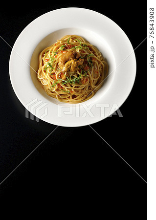 生ウニとイクラが乗っているウニクリームソースパスタを黒背景で撮影（俯瞰） 76843908