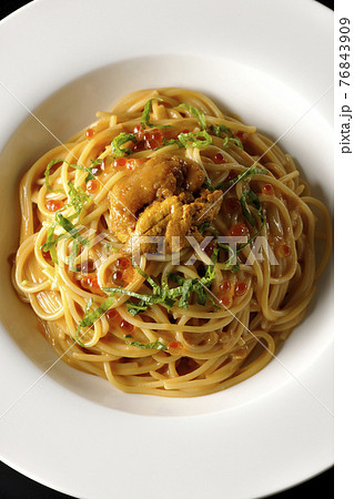 生ウニとイクラが乗っているウニクリームソースパスタを黒背景で撮影(俯瞰) 生ウニとイクラが乗っているウニクリームソースパスタを黒背景で撮影(俯瞰) 76843909