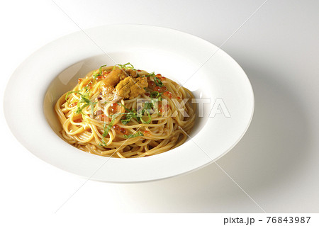 生ウニとイクラが乗っているウニクリームソースパスタを白背景で撮影 76843987
