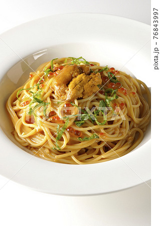 生ウニとイクラが乗っているウニクリームソースパスタを白背景で撮影 76843997