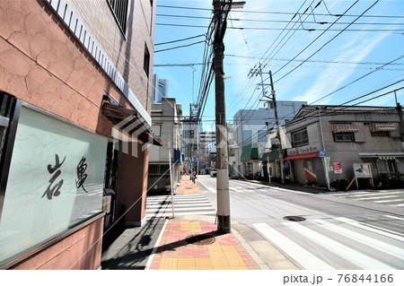 岩亀横丁（横浜市西区） 76844166