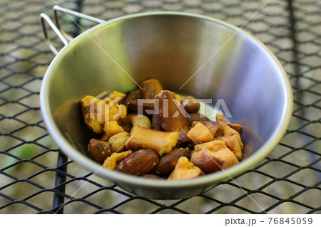 キャンプのおつまみの写真素材