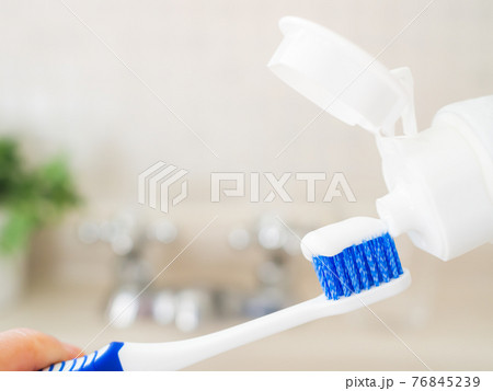 歯磨き粉をつけた歯ブラシ 歯磨き粉をつけた歯ブラシ 76845239