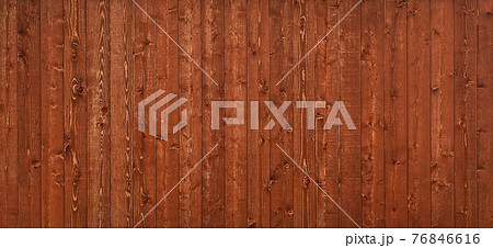 木目のある赤茶色の横長の板壁の背景画像 76846616