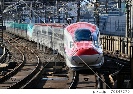 秋田に向かう秋田新幹線 こまち 大宮駅にての写真素材