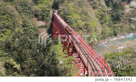 新緑の黒部峡谷鉄道 76847341