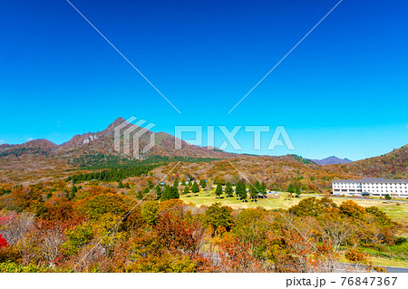 紅葉満開の大山鏡ヶ成 76847367