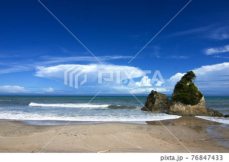 青い海に白いキノコような積乱雲 まさに盛夏の代表の写真素材 76847433 Pixta